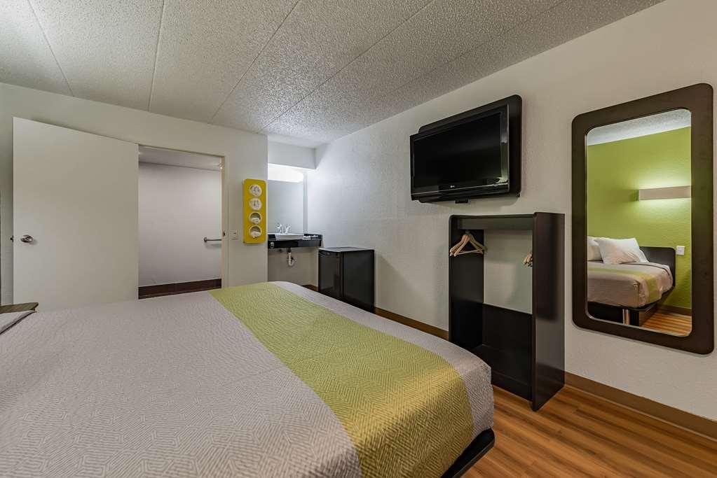 Days Inn By Wyndham Cincinnati I-71 Silverton Room photo