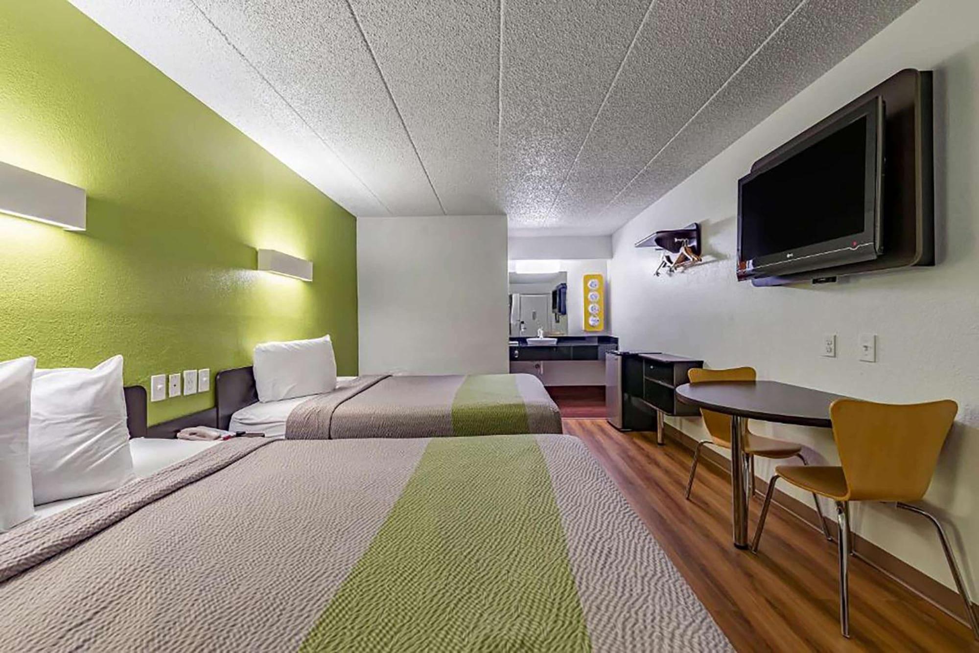 Days Inn By Wyndham Cincinnati I-71 Silverton Exterior photo
