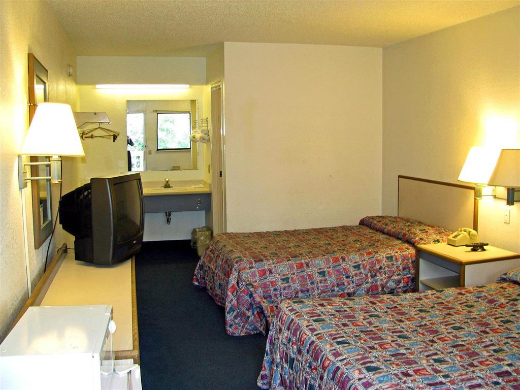Days Inn By Wyndham Cincinnati I-71 Silverton Room photo