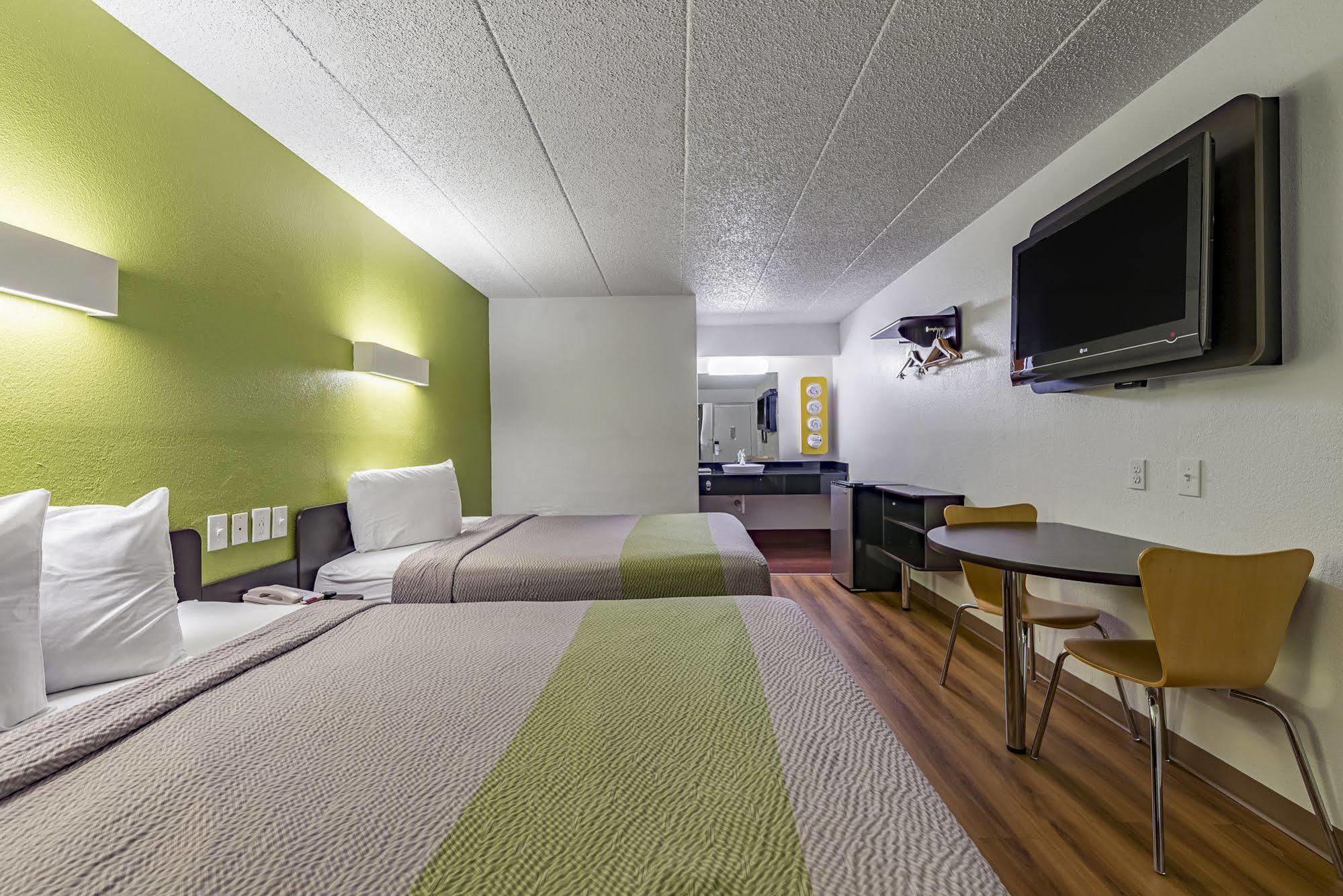 Days Inn By Wyndham Cincinnati I-71 Silverton Exterior photo