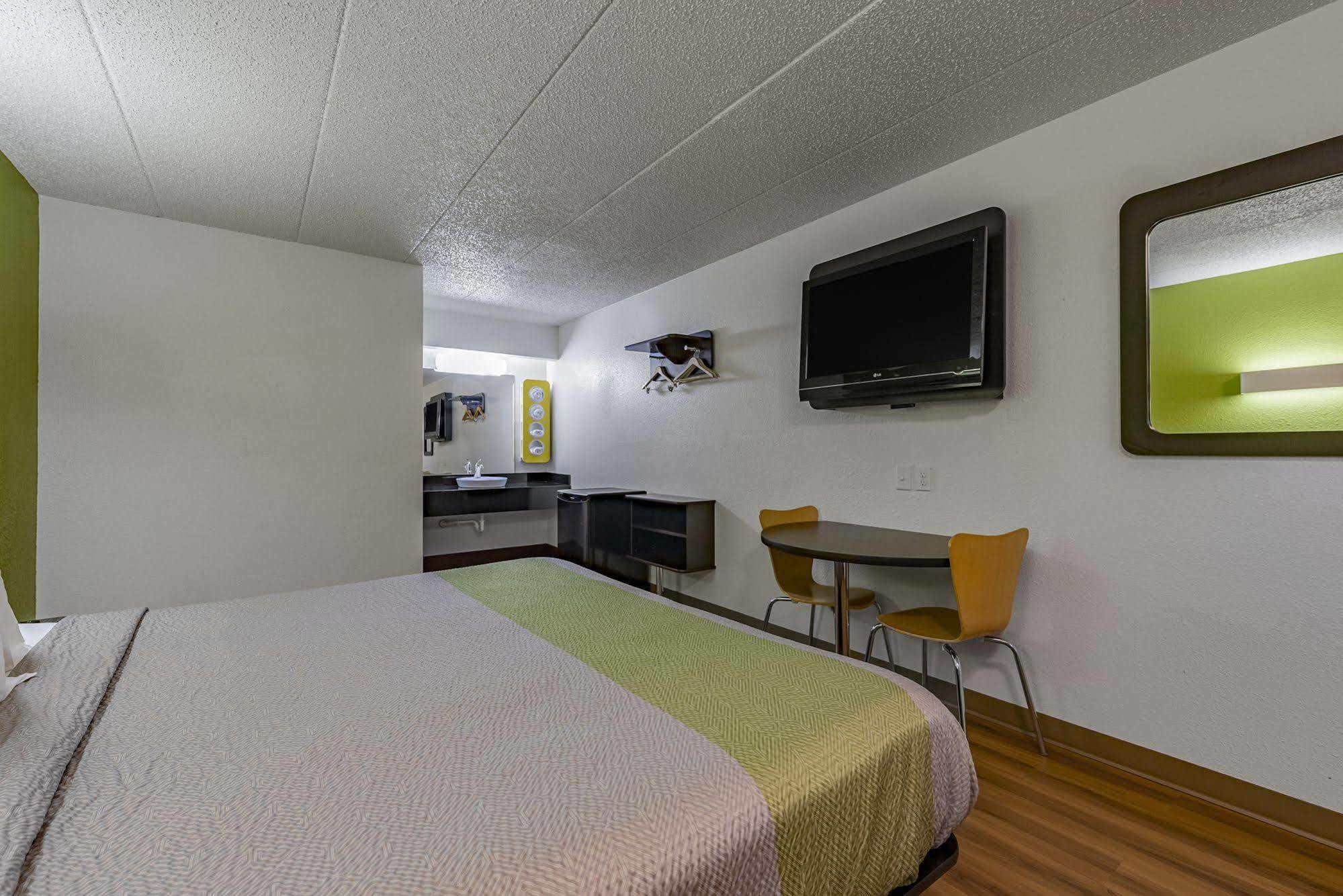 Days Inn By Wyndham Cincinnati I-71 Silverton Exterior photo